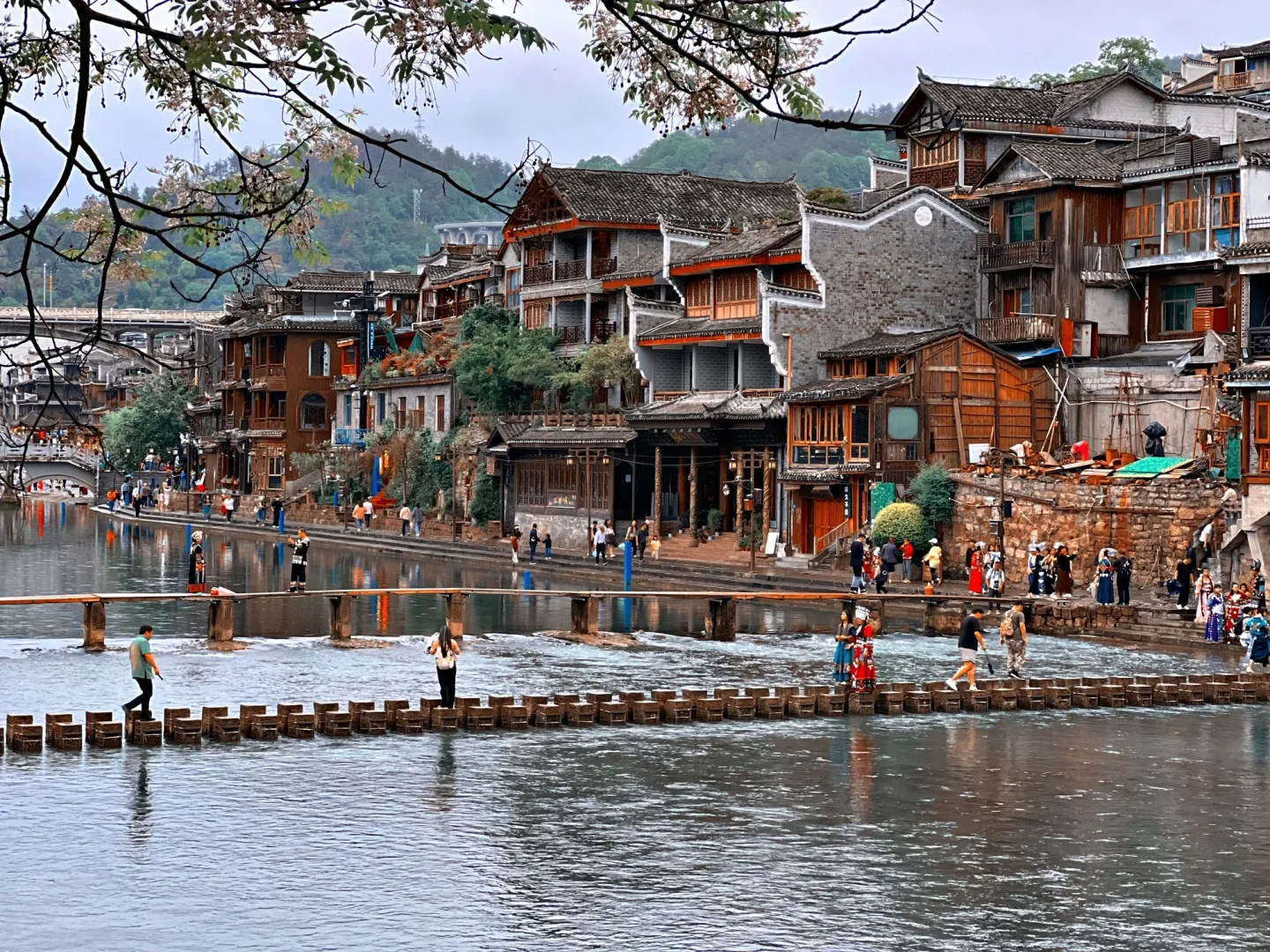 DU LỊCH TRUNG QUỐC : ÂN THI-PHƯỢNG HOÀNG CỔ TRẤN-MIÊU TRẠI-TRƯƠNG GIA GIỚI